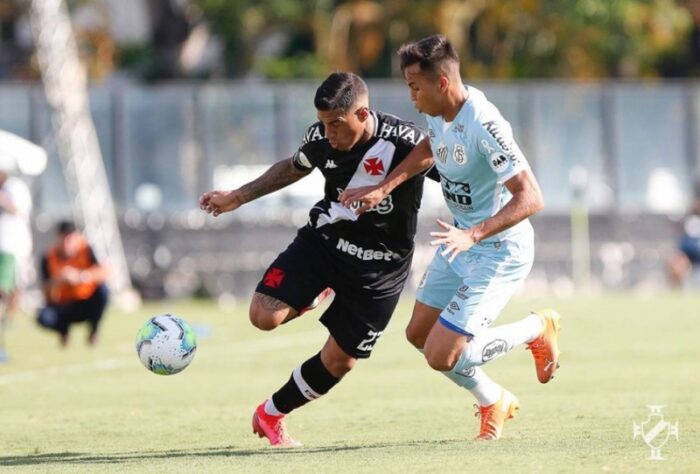 Carlinhos - Entre elogios e críticas da torcida, segue sem conseguir se firmar como titular.