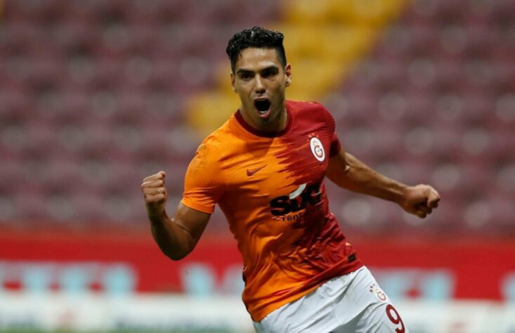 ESQUENTOU - O futuro de Radamel Falcao García deu um giro de 180 graus nas últimas semanas. Cercado de dúvidas sobre a sua permanência, foi confirmado que o atleta ficaria no Galatasaray até o final de contrato. No entanto, nos últimos dias, surgiram notícias de que o jogador teria um acordo com o Inter Miami, da MLS. Contudo, agora o destino pode ser outro: o Olympique de Marselha, da França. Os rumores surgiram após mensagens nas redes sociais de Falcao García e de sua esposa, Lorelei Tarón. 