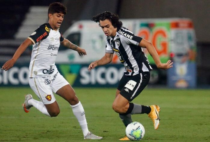 No estádio Nilton Santos, o Botafogo perdeu para o Sport por 1 a 0 e está oficialmente rebaixado para a segunda divisão do Campeonato Brasileiro. O zagueiro Iago Maidana balançou a rede para o time pernambucano, após um pênalti polêmico marcado pelo árbitro. Veja as notas dos jogadores do Glorioso (Por Felipe Melo - felipeeduardo@lancenet.com.br)