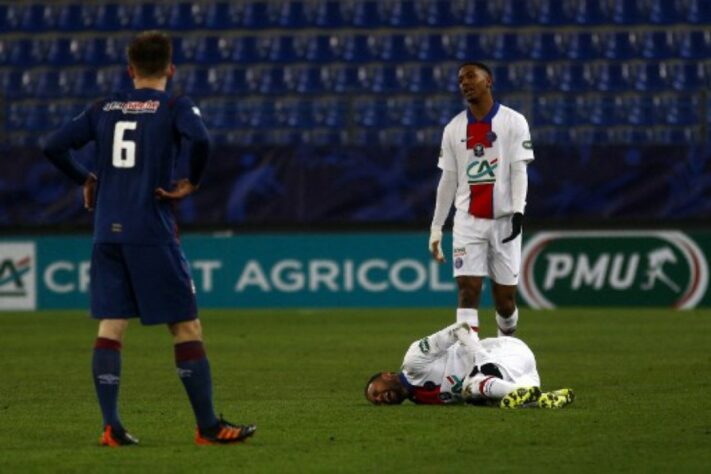 Na última quinta-feira (11), uma lesão foi diagnosticada na coxa esquerda de Neymar, após a partida do PSG contra o Coen, pela Copa da França. Com isso, o camisa 10 vai ficar fora do primeiro jogo das oitavas de final da Liga dos Campeões, contra o Barcelona. Essa não é a primeira vez que uma lesão tira o brasileiro de jogos importantes. Relembre outras ocasiões: