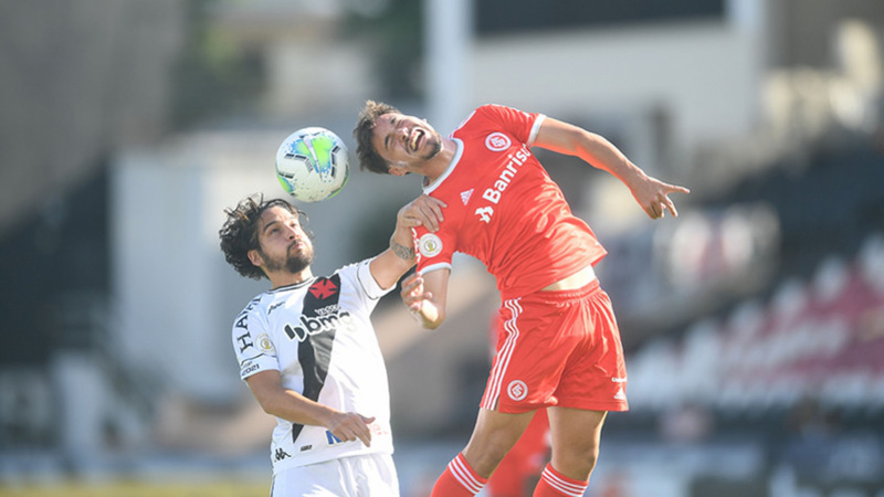 Em São Januário, o Vasco foi derrotado pelo Internacional por 2 a 0 em um jogo com polêmica envolvendo o VAR. Rodrigo Dourado e Thiago Galhardo marcaram os gols do Colorado. Com a derrota, o Cruz-Maltino segue na zona de rebaixamento restando apenas duas rodadas para o fim da competição. Confira as notas dos jogadores vascaínos (Por Felipe Melo - felipeeduardo@lancenet.com.br)