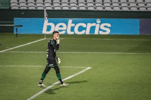 ARTHUR - Coritiba (C$ 1,70) - Com seis defesas difíceis nas últimas três partidas em que atuou, vem se tornando uma opção confiável na reta final deste Brasileirão. Atuando como visitante contra um Atlético-GO sem maiores pretensões, acreditamos que o jovem possa ser exigido e pontuar bem mesmo se sofrer gol.