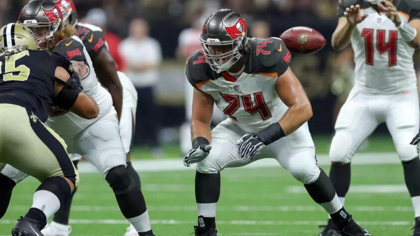 7. Ali Marpet (Tampa Bay Buccaneers): Outro atleta extremamente subestimado chega ao Top 10 após uma excelente temporada que rendeu nota de 86,7 no índice do PFF, além de um anel de campeão do Super Bowl. Marpet veio de uma universidade da Division III e segue, lentamente, ascendendo ao topo da NFL, ainda que não tenha sido eleito para o Pro Bowl.