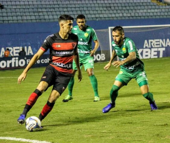 ESQUENTOU - O Brasil de Pelotas está próximo de oficializar o reforço do atacante Bruno Paraíba para os campeonatos Gaúcho e Brasileirão da Série B.   Clubes como Paraná e ABC chegaram a demonstrar interesse no atleta, que tem contrato com o Oeste até abril, mas na última temporada atuou por empréstimo pelo Confiança, do Sergipe, mas Paraíba preferiu acertar com o Brasil pelo maior tempo de duração do vínculo. 