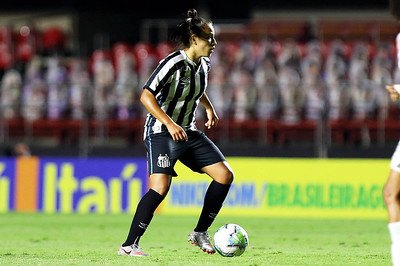 A volante Bia Menezes vai para mais uma temporada na Vila.