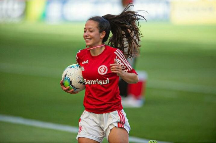 A lateral-direita Bruninha, da Seleção Sub-20, trocou o Inter pelo Santos.