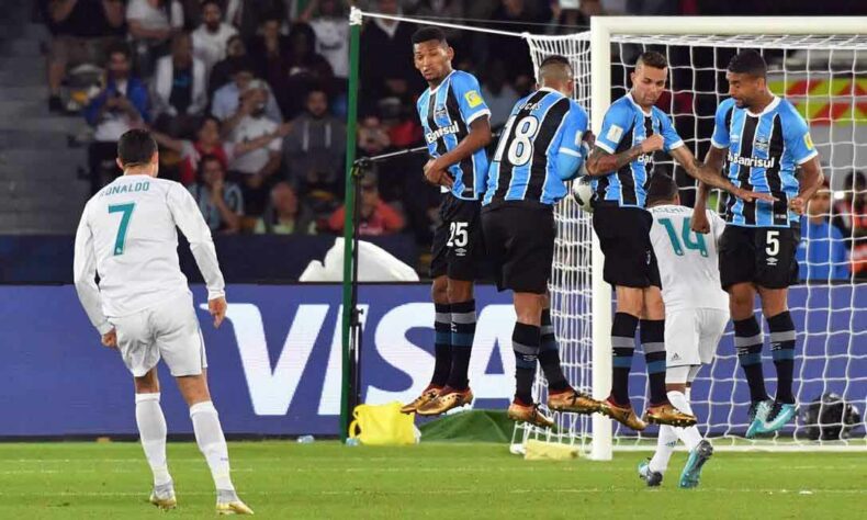 Cristiano Ronaldo - Real Madrid - Final do Mundial de Clubes 2017 - O Grêmio até tentou, mas não conseguiu parar Cristiano Ronaldo, que marcou gol de falta, e deu o título mundial ao Real Madrid em 2017.