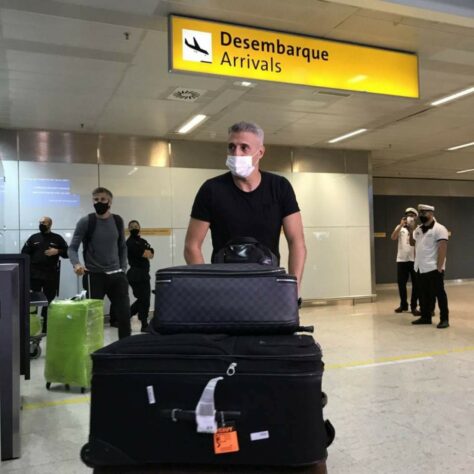 FECHADO - O novo técnico do São Paulo, Hernán Crespo desembarcou no Aeroporto de Guarulhos no começo da tarde desta terça-feira (16). O argentino assinou contrato por duas temporadas com o Tricolor e terá a missão de tirar o clube da seca de títulos, que já dura oito anos. 