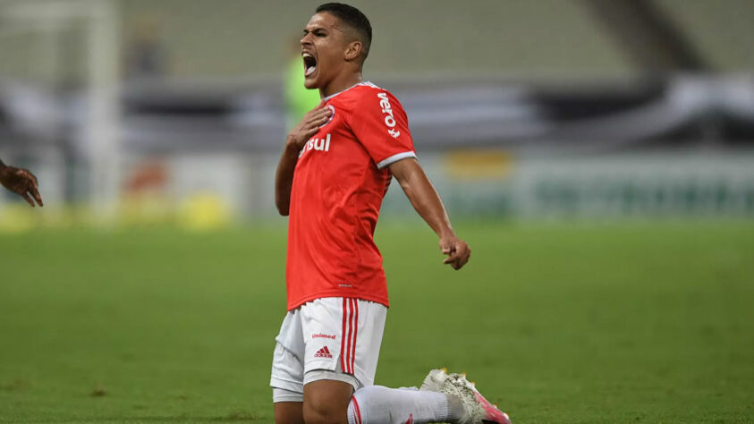 ESQUENTOU - Segundo informações, o atacante Caio Vidal estaria próximo de deixar o Beira-Rio. O Fulham, da Inglaterra, já teria feito uma oferta ao Internacional para contar com o jogador em seu plantel. Dessa maneira, o clube inglês teria sinalizado uma proposta no valor de 5,8 milhões de euros.