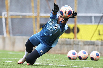 Camila Gomes vai brigar por espaço no gol em 2021.