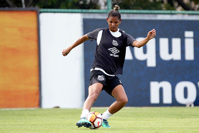 Depois de duas temporadas na China, a zagueira Camila está de volta ao Santos.