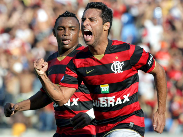 2008 - Listras finas e detalhes em dourado marcaram o último uniforme fornecido pela Nike ao Flamengo.