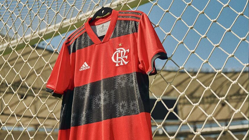 Vale destacar que não foi a primeira ativação da Adidas aprovitando o título brasileiro do Flamengo. A marca lançou a nova camisa titular do clube poucos minutos após a conquista da taça. O novo uniforme 1 faz homenagem aos 40 anos do esquadrão de 1981. Confira a seguir mais imagens da camisa.