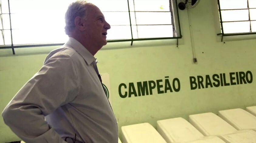 Guarani: Carlos Alberto Silva - De acordo com o site “Movimento Bugre Guerreiro”, Carlos Alberto Silva é o técnico que mais treinou o Guarani. Foram 119 partidas entre 1978 e 2000.
