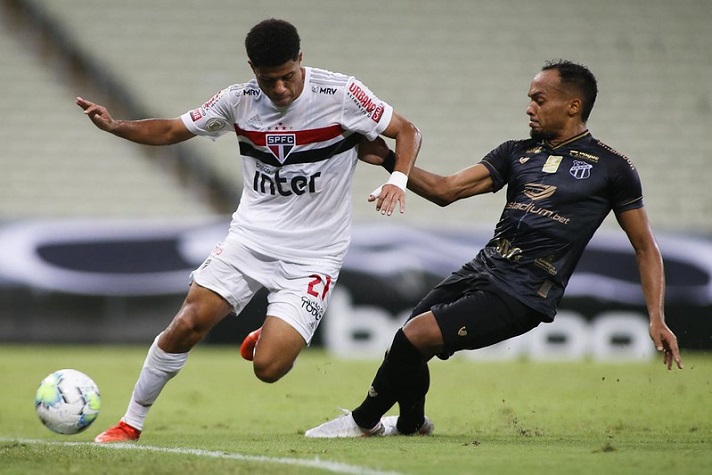 Ceará 1 x 1 São Paulo - Campeonato Brasileiro 2020 - A CBF admitiu no dia seguinte ao jogo, que houve um erro de comunicação entre o VAR e o árbitro Wagner do Nascimento Magalhães no gol anulado do São Paulo no Castelão. A arbitragem deu impedimento, mas após contato com o VAR, confirmou o gol e deixou o Ceará dar o reinício do jogo. O problema é que depois o juiz voltou atrás e marcou novamente a posição irregular. Tal situação configura erro de direito.