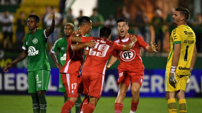A Chapecoense esbarrou no goleiro Batalla e foi eliminada em casa na primeira fase da Copa Sul-Americana, com uma igualdade de 1 a 1. Na ida, empate em 0 a 0. O Union La Calera se classificou pelo gol marcado fora de seus domínios.