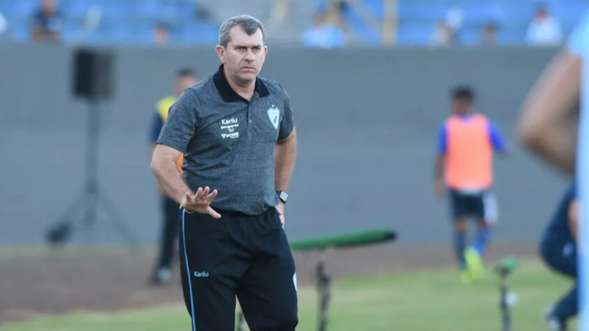 Londrina: Cláudio Tencati - O treinador ficou à frente do Londrina por sete anos e seis meses consecutivos. 