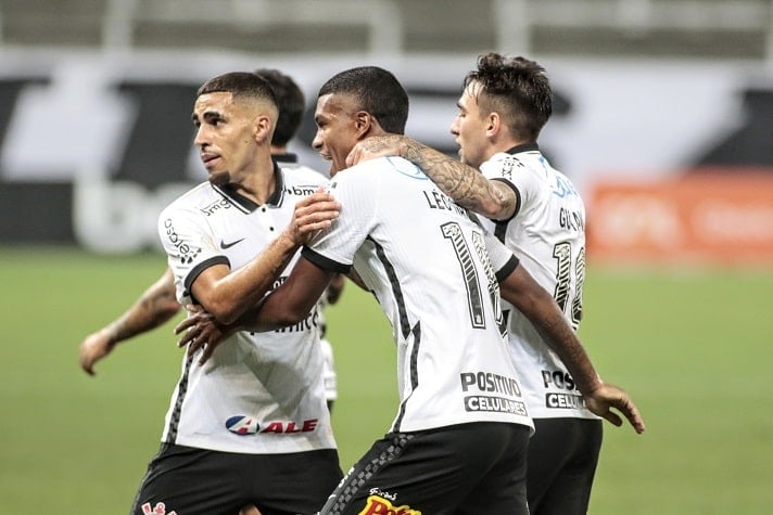 8º colocado – Corinthians (48 pontos/33 jogos): 0.0% de chances de ser campeão; 47.8% de chances de Libertadores (G6); 0% de chances de rebaixamento.