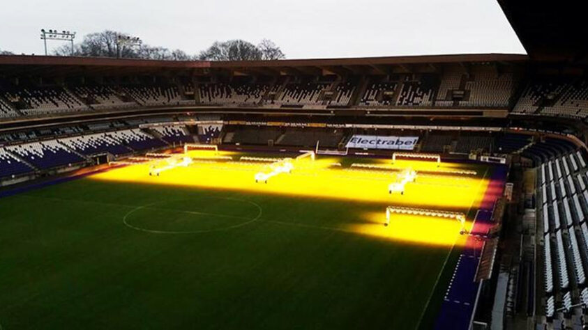 A casa do Anderlecht chamava-se  Stade Émile Versé, no entanto, em 1983, foi renomeada como Constant Vanden Stock, dono de uma cervejaria, antigo jogador do clube e seu presidente entre 1971 e 1996.