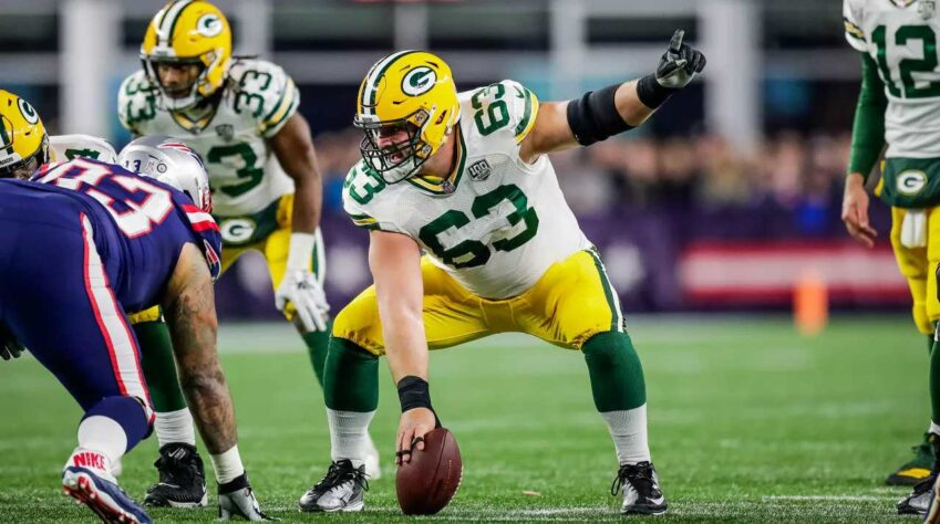 1. Corey Linsley (Green Bay Packers): 	Coroando sua memorável temporada de 2020, Linsley chega ao topo da lista após ceder apenas um sack em todas as partidas. Mesmo com lesões na linha ofensiva, o center dos Packers manteve um altíssimo nível de atuação, passando toda a temporada sem cometer faltas e atingindo a nota 89,9 no PFF, além de conquistar as honras de First-team All-Pro.