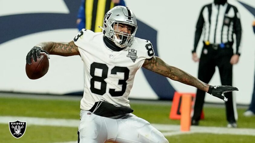 3. Darren Waller (Las Vegas Raiders): 2020 marcou o primeiro Pro Bowl do tight end dos Raiders, que, pelo segundo ano consecutivo, foi segundo na lista de mais jardas de recepção entre seus colegas de posição, totalizando 2341 jardas no meio tempo. No ano passado, 9 touchdowns ainda somaram à sua produção, e Waller prosseguiu a melhor arma ofensiva à disposição de Derek Carr.