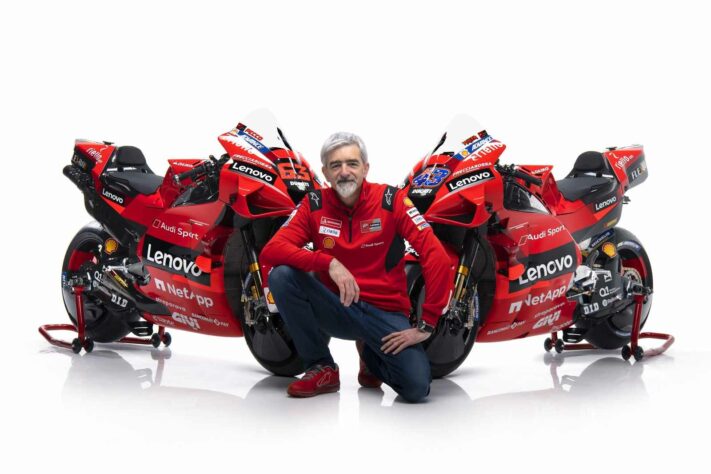 Gigi Dall'Igna, chefe da Ducati, ao lado das Desmosedici 