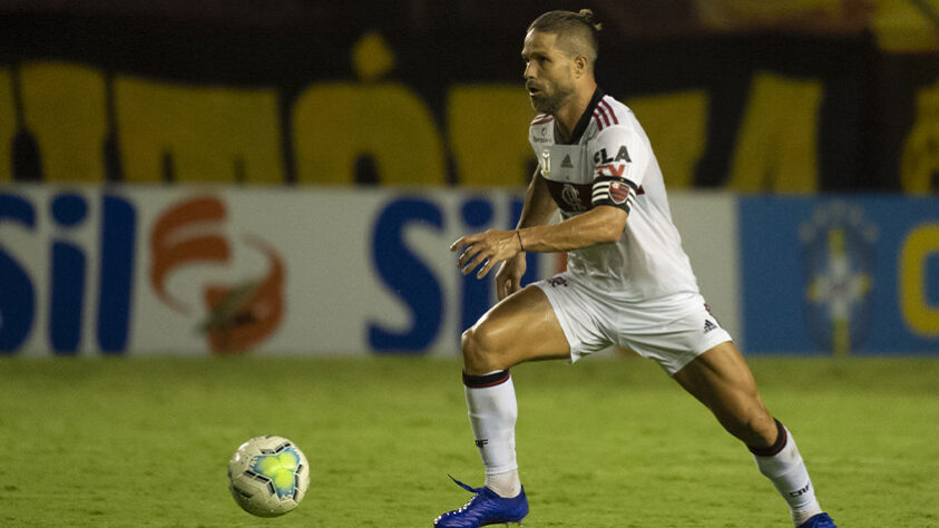 Flamengo – 5 jogadores: Diego Alves (35 anos), Filipe Luís (35 anos), Maurício Isla (32 anos), Éverton Ribeiro (31 anos) e Diego (36 anos)