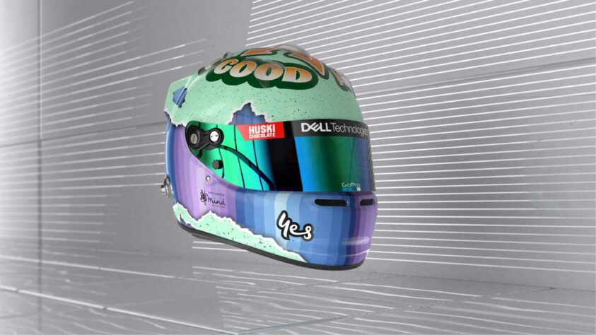 O australiano mudou as cores do capacete, agora usando verde e uma mensagem motivacional no topo do casco 