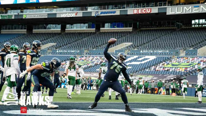 7. Duane Brown (Seattle Seahawks): Eleito a quatro Pro Bowls e três vezes nomeado All-Pro, Duane Brown parece envelhecer como vinho. Aos 35 anos o left tackle dos Seahawks obteve sua segunda melhor nota no PFF em toda carreira, com 87,2. Nos últimos dez anos, ele quebrou a barreira dos 80 sete vezes, e desde 2010 sua pior nota foi 74,1, provando que além de excelência, ele traz constância.