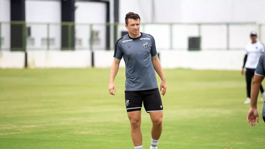 ESQUENTOU - O zagueiro Eduardo Brock, próximo reforços do Cruzeiro para a temporada, está em Belo Horizonte para realizar exames médicos antes de ser anunciado pelo clube como o sétimo atleta contratado para 2021. Brock, que estava no Ceará, deixou o Vozão mais cedo, já que a equipe cearense não corre nenhum risco de rebaixamento.