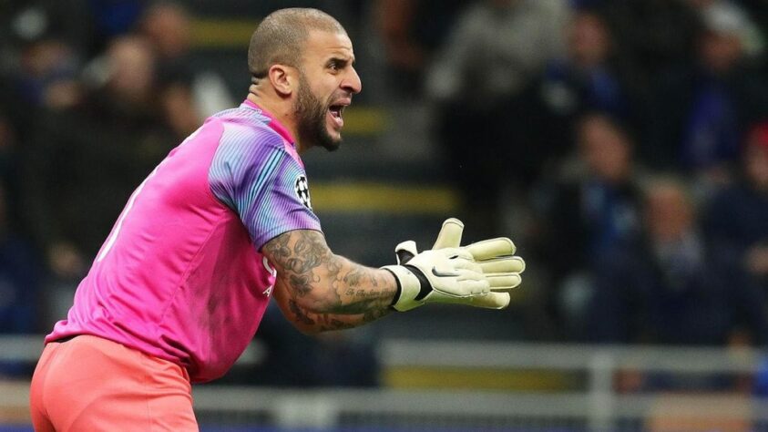 Na Champions League de 2019/2020, após o goleiro Ederson se machucar e o substituto Claudio Bravo ter sido expulso, o lateral Kyle Walker entrou em campo para defender a meta do Manchester City, contra o Atalanta. 