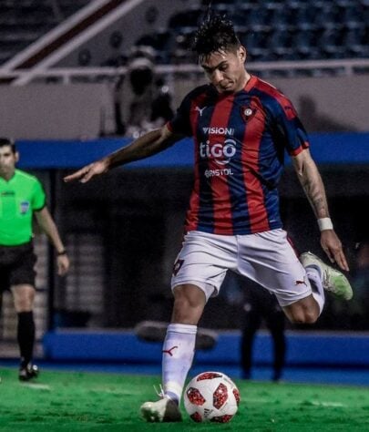 O lateral-esquerdo Santiago Arzamendia tem 22 anos e atua no Cerro Porteño, do Paraguai, clube pelo qual foi revelado.