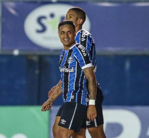 Everton - Clube: Grêmio - Posição: atacante - Idade: 31 anos - Jogos no Brasileirão 2021: 0 jogos - Situação no clube: reserva com poucas oportunidades.