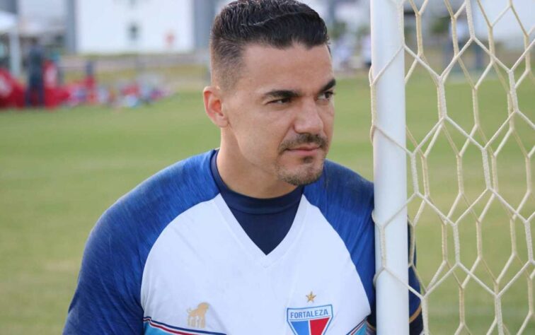 Felipe Alves - Nome de confiança de Ceni na época do Fortaleza, o goleiro de 32 tem o diferencial do jogo com os pés e está no último ano de contrato.