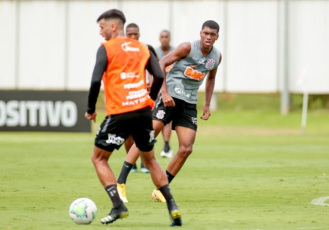 Felipe Augusto - atacante - 17 anos - Chegou ao Corinthians em 2017 e integra o elenco sub-20 do clube. É o mais jovem da lista de jogadores chamados por Mancini para treinar com o profissional.