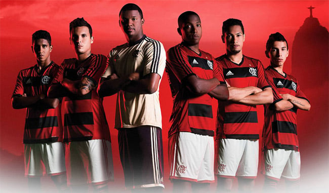 2013 - Primeira camisa da Adidas teve "gola V" e a lateral toda vermelha.