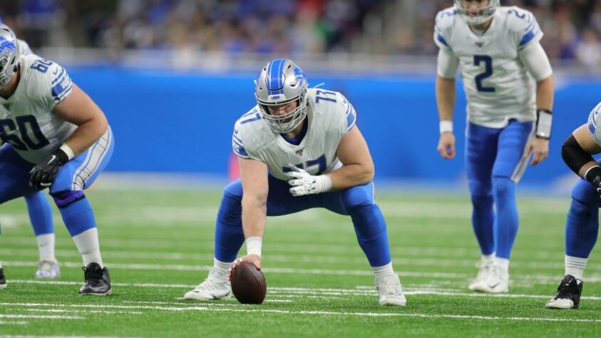 2. Frank Ragnow (Detroit Lions): A ascensão de Ragnow como um dos melhores centers da NFL é visível, especialmente considerando que ultrapassou a marca dos 80 pontos na avaliação do PFF em 2020. Em seu terceiro ano na liga, o atleta de Detroit não cedeu nenhum sack, e vem silenciosamente provando valer uma escolha de 1ª rodada do draft de 2018.