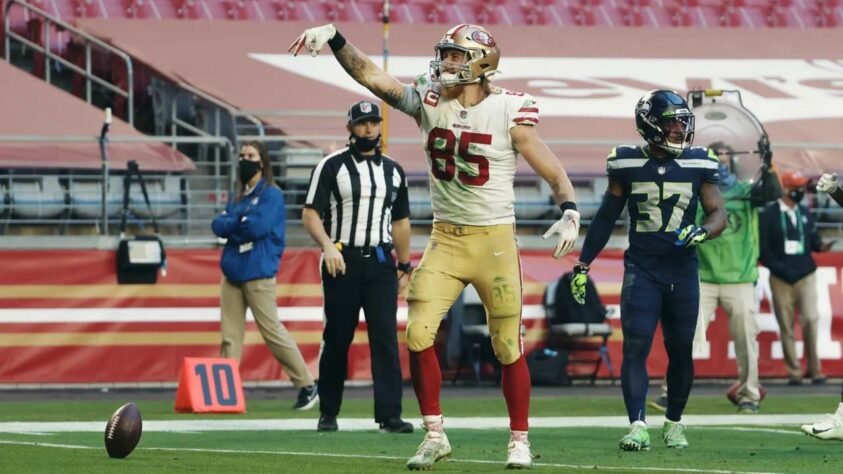 2. George Kittle (San Francisco 49ers): Lesões assolaram a vida de Kittle em 2020. Apesar disso, ainda é digno dizer que o tight end dos 49ers é o mais completo da NFL em sua posição, considerando sua qualidade nos bloqueios, além de seu poder explosivo com a bola nas mãos. All-Pro e Pro Bowler em 2018 e 2019, é no mínimo digno esperar que ele se recupere neste ano e volte a brigar pelo topo da lista.