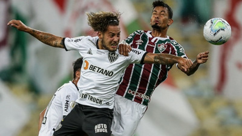 Sobe - Arana -O lateral foi a principal arma do Atlético-MG na partida. Com boas ultrapassagens, era um elemento surpresa pelo lado esquerdo e sempre levava perigo.  / Desce - Criatividade O Galo pouco ameaçou o goleiro Marcos Felipe. Apesar de muita posse de bola, o Atlético não soube transformar o domínio em finalizações no gol e acabou ficando apenas com o empate. 