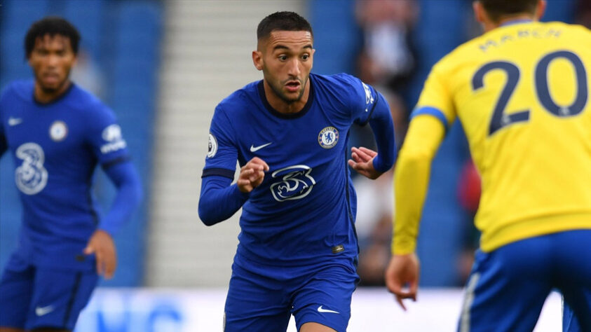 ESQUENTOU - Hakim Ziyech pode estar de saída do Chelsea. De acordo com o "Daily Mail", os Blues estudam envolver o marroquino em uma negociação por Jules Koundé, zagueiro do Sevilla, que também é monitorado pelo Manchester United. Hakim Ziyech já interessava ao Sevilla antes mesmo de fechar com o Chelsea. Na atual temporada pelos Blues, o meio-campista atuou em 29 partidas, marcou quatro gols e deu quatro assistências.