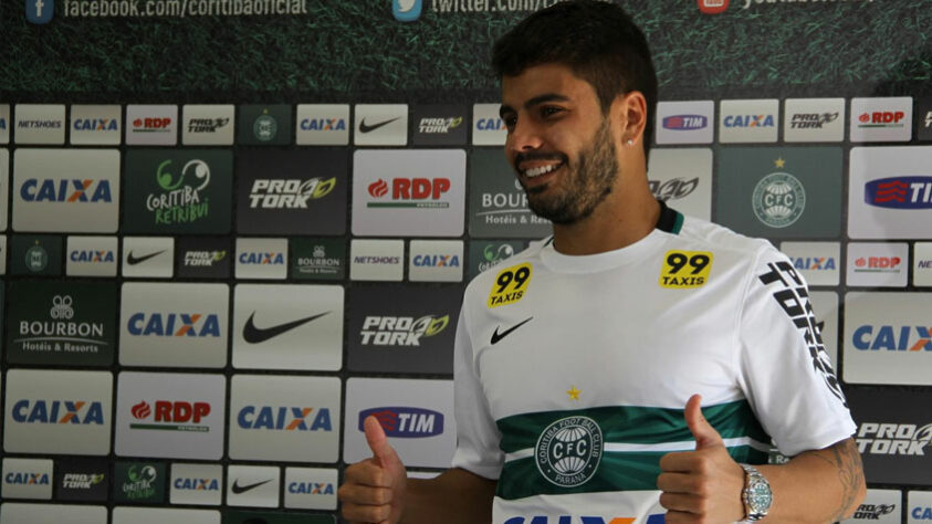  O atacante Henrique Almeida atuou pelo Coritiba na temporada passada e agora está sem clube.