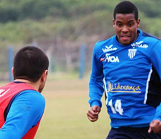 ESQUENTOU - Se o CSA bateu na trave em relação ao acesso à elite do futebol brasileiro, a diretoria trabalha nos bastidores para fortalecer o time e quem sabe voltar a integrar os 20 melhores clubes do país. Nas últimas horas, a informação é que o atacante Iury Castilho, que estava no Portimorense-POR, está com negociação avançada e pode reforçar a equipe nos próximos dias.