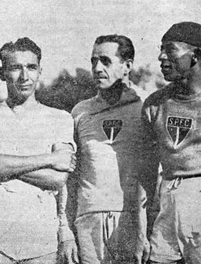 Ignác Amsel, o do centro da imagem, foi mais um treinador Húngaro que comandou o São Paulo. Foi o técnico do clube em 1939.