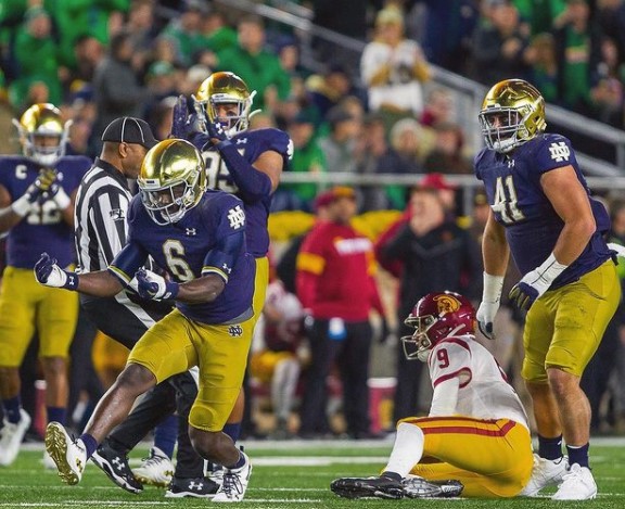 18ª Miami Dolphins: Jeremiah Owusu-Koramoah (ILB/Notre Dame) - JOK tem velocidade para fazer jogadas de sideline a sideline, seja em situações de passe ou corrida. Permanecendo os 3 downs em campo.