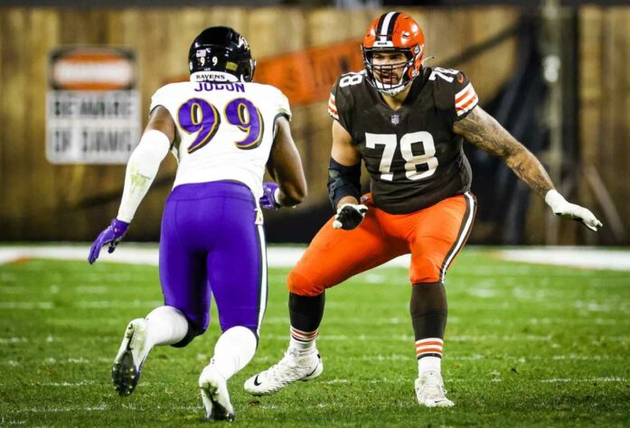 8. Jack Conklin (Cleveland Browns): Após quatro anos em Tennessee, Conklin assinou com os Browns como um dos melhores de sua posição em abrir caminho para o jogo terrestre. Em sua primeira temporada em Cleveland, ele aprimorou ainda mais sua proteção de passe, o que levou à sua segunda indicação ao First-team All-Pro.