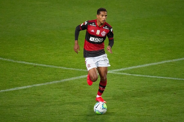 Depois de ter atuado por empréstimo pelo Cuiabá no Brasileirão 2021, João Lucas foi negociado ao Dourado em definitivo. Contratado pelo Rubro-Negro em 2019, o lateral realizou 19 jogos e marcou um gol, além de estar no elenco bicampeão do Brasileiro, campeão da Supercopa do Brasil, da Libertadores e Recopa Sul-Americana.