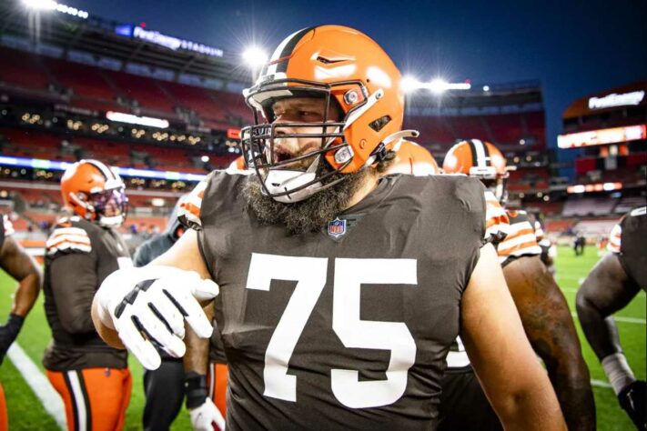 4. Joel Bitonio (Cleveland Browns): O left guard dos Browns fica acima de seu companheiro de equipe pela consistência com que vem jogando nos últimos anos. Três vezes seguidas eleito ao Pro Bowl e ao Second-team All Pro, Bitonio também se sobressai por estar mais habitualmente saudável: são quatro temporadas seguidas jogando mais de mil snaps anuais.