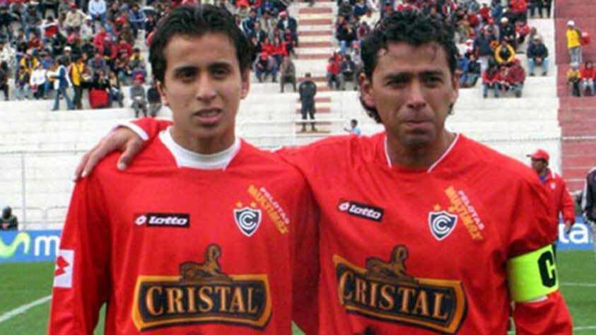 O pai tinha 40 e o filho 18 anos. Foi assim que Juan Carlos Bazalar e seu filho, Alonso Bazalar, dividiram o gramado em 2008, pelo Cienciano.