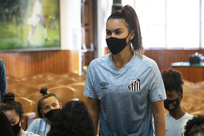 A meia Julia Daltoé também trocou o Internacional pelo Santos.