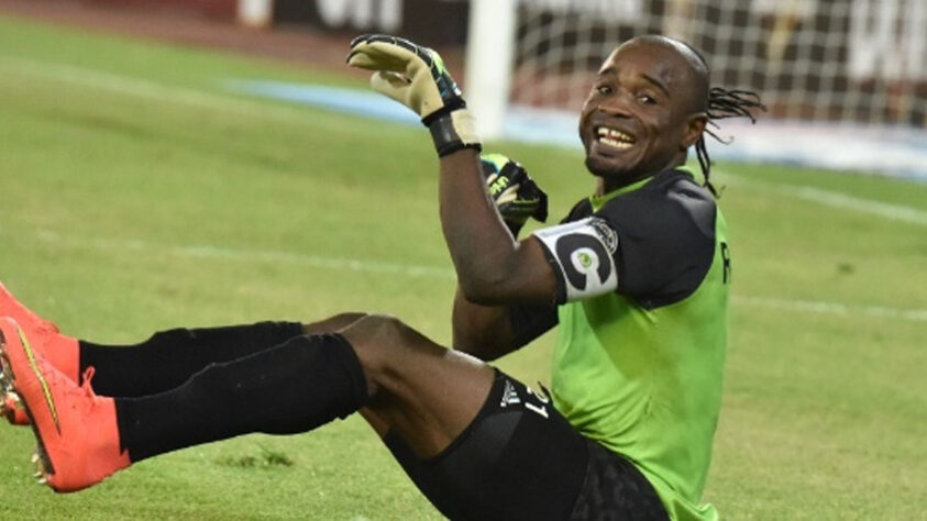 Kidiaba - Mazembe - Semifinal do Mundial de Clubes 2010 - O Internacional deu vexame em 2010 e perdeu por 2 a 0 para o Mazembe, da República Democrática do Congo. O destaque do time foi o goleiro Kidiaba, que fez boas defesas durante o jogo e viralizou pelas danças nas comemorações dos gols.